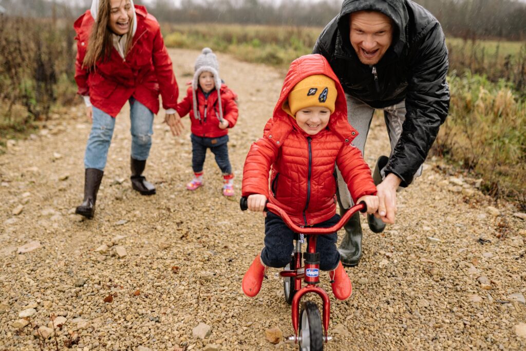 Balanscyklar och springcyklar och uteleksaker för studsmatta