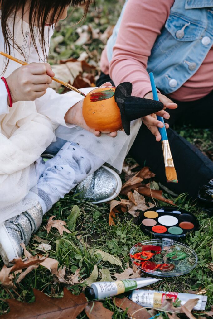 Festdekorationer till Halloweenfesten och bästa pysselmaterialet för att skapa egna festdekorationer