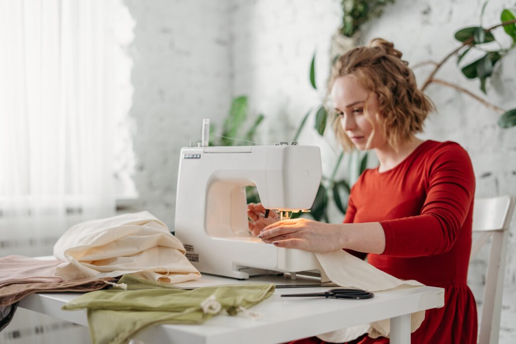 Bilden visar hur hemsytt kan vara en avkopplande sysselsättning med sköna och klifria tyger Bilden visar hur hemsytt kan vara en avkopplande sysselsättning, med sköna och klifria tyger online av merinoull tyg samt bambutyg, kan du skapa hållbara och klifria kläder