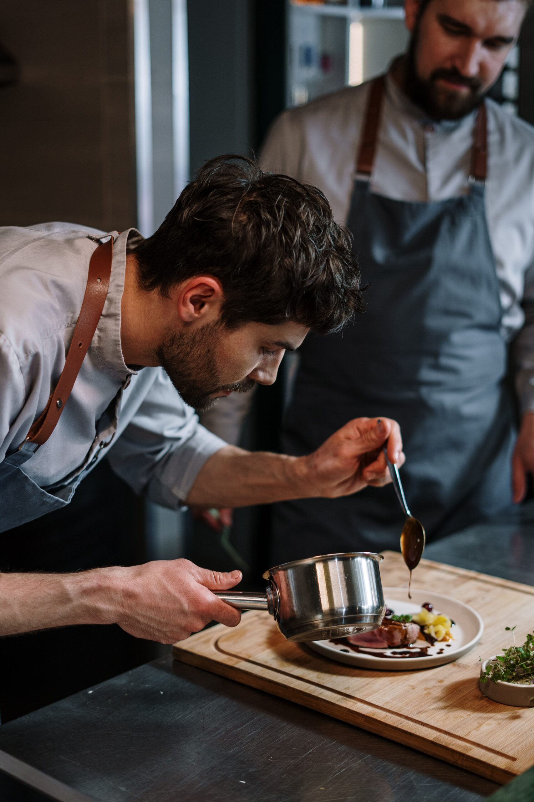 Bilden visar en kock i ett restaurangkök. En värmemonter håller maten varm. Värmemontrar är perfekta till buffér och till varmhållning i storkök och restaurangkök.