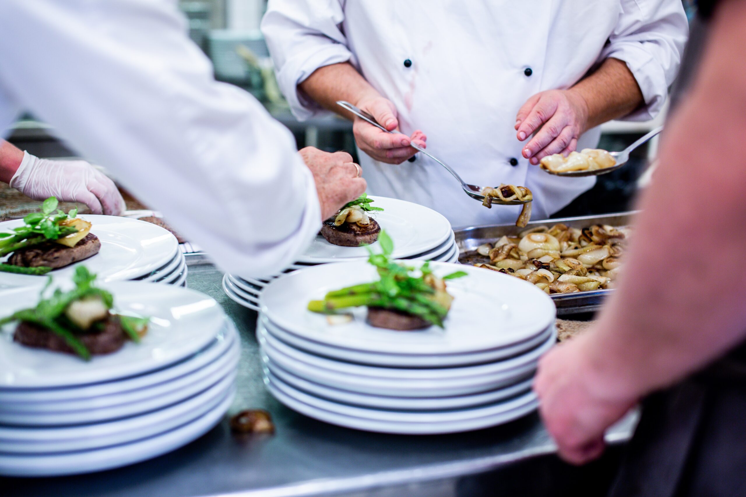 Bilden visar kockar i ett restaurangkök. Frysrum används i restaurangkök tillsammans med frysar för att enklare hantera matvaror på ett säkert sätt.